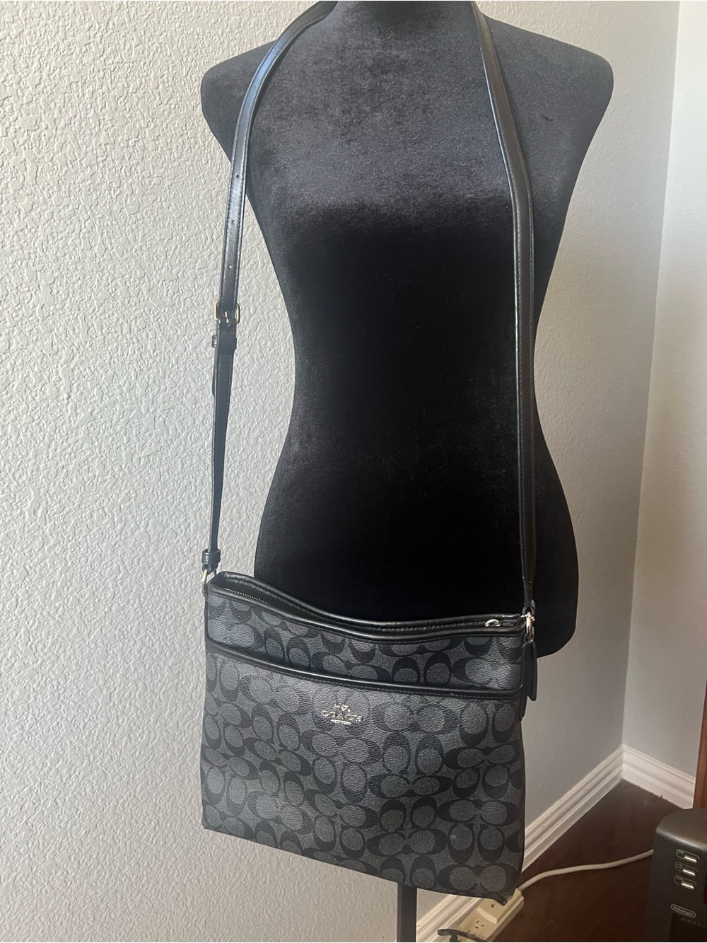 Coach Black Signature Crossbody Bag F29210 rarely used - Picture 13 of 16